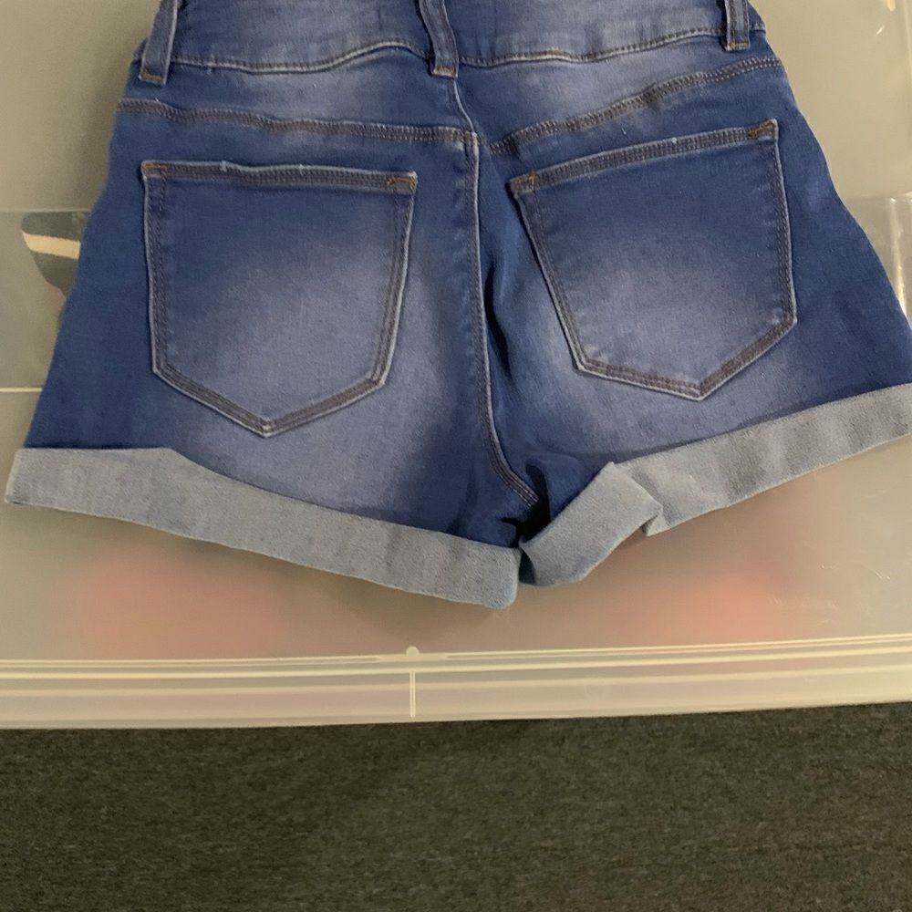 Cali jean shorts size 3 - Picture 4 of 4